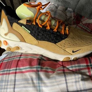 These shoes are rare, Nike the 10th they are a size 8.5 men. Very comfortable .